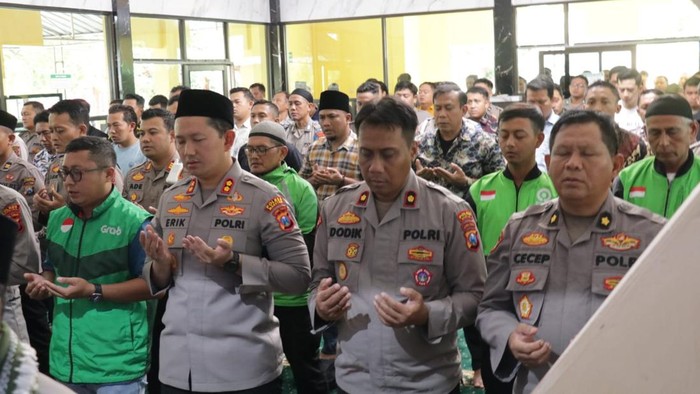 Polres Magetan dan komunitas ojol menggelar salat gaib