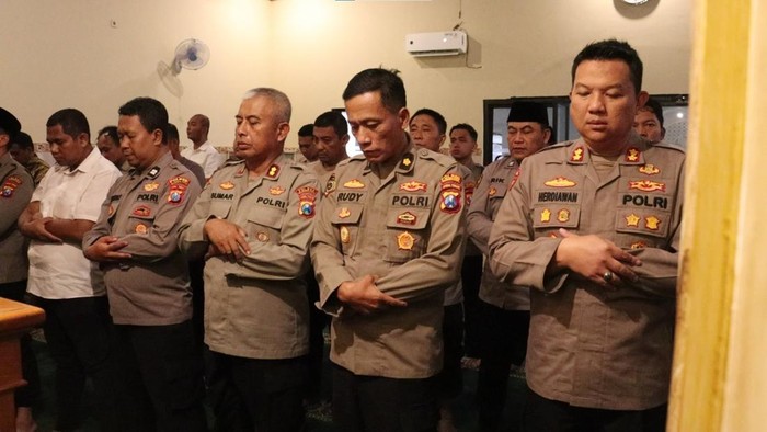 Polres Mojokerto Kota menggelar salat gaib untuk Affan Kurniawan.