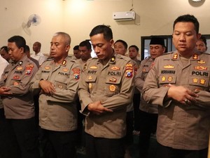 Polisi Kota Mojokerto Salat Gaib untuk Driver Ojol Meninggal di Demo Jakarta