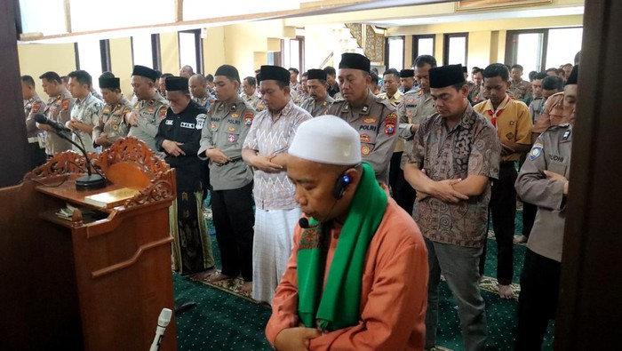 Polres Mojokerto salat gaib untuk Affan Kurniawan