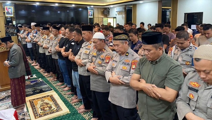 Polres Pelabuhan Tanjung Priok menggelar salat gaib untuk Affan Kurniawan