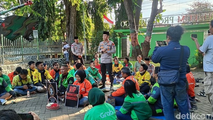 Polres Probolinggo Kota dan driver ojol tahlil untuk Affan Kurniawan.