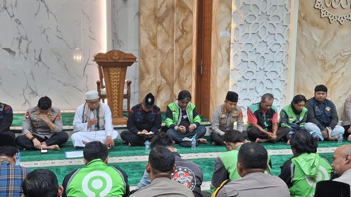 Polresta Bogor Kota menggelar doa bersama untuk Affan Kurniawan bareng Brimob, ojol dan TNI, Jumat (29/8/2025).