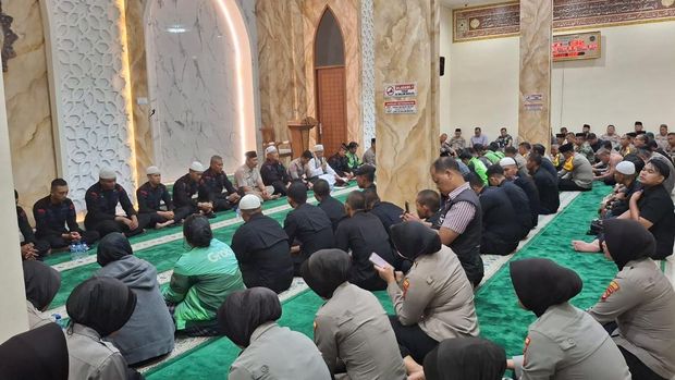 Polresta Bogor Kota menggelar doa bersama untuk Affan Kurniawan bareng Brimob, ojol dan TNI, Jumat (29/8/2025).