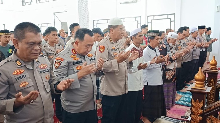 Polrestabes Palembang gelar salat gaib untuk pengemudi ojol yang tewas dilindas rantis Brimob.