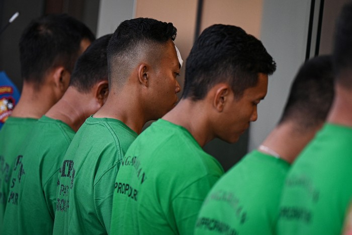 Anggota Brimob yang terduga sebagai pelaku dihadirkan saat penyampaian keterangan pers terkait kasus meninggalnya pengemudi ojek online akibat terlindas rantis Brimob di Mabes Polri Jakarta, Jumat (29/8/2025). Divisi Propam Mabes Polri mengamankan dan memeriksa tujuh orang anggota Brimob yang melindas pengemudi ojek online, Affan Kurniawan hingga kehilangan nyawa di tengah aksi 28 Agustus 2025. ANTARA FOTO/Fauzan/nym.