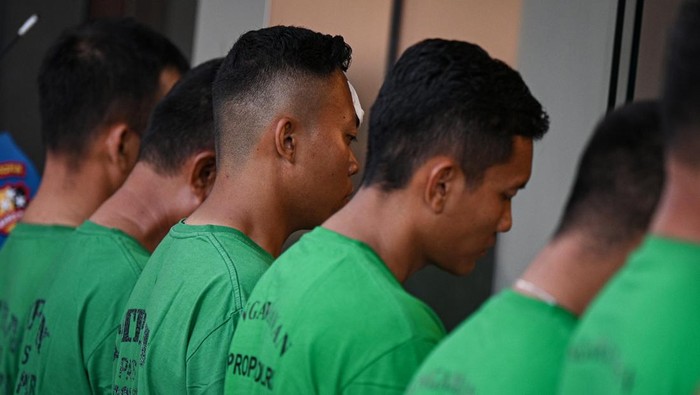 Anggota Brimob yang terduga sebagai pelaku dihadirkan saat penyampaian keterangan pers terkait kasus meninggalnya pengemudi ojek online akibat terlindas rantis Brimob di Mabes Polri Jakarta, Jumat (29/8/2025). Divisi Propam Mabes Polri mengamankan dan memeriksa tujuh orang anggota Brimob yang melindas pengemudi ojek online, Affan Kurniawan hingga kehilangan nyawa di tengah aksi 28 Agustus 2025. ANTARA FOTO/Fauzan/nym.