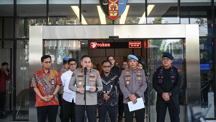 Polri amankan tujuh pelaku insiden rantis lindas ojol Kadiv Propam Mabes Polri Irjen Pol Abdul Karim (kedua kanan), Karopenmas Divisi Humas Polri, Brigjen Pol. Trunoyudo Wisnu Andiko (ketiga kiri), Dankorbrimob Polri Komjen Pol. Imam Widodo (kanan), Komisioner Kompolnas Choirul Anam (tengah) dan Dirjen Pelayanan dan Kepatuhan Kementerian HAM Munafrizal Manandi (kiri) menyampaikan keterangan pers terkait kasus meninggalnya pengemudi ojek online akibat terlindas rantis Brimob di Mabes Polri Jakarta, Jumat (29/8/2025). Divisi Propam Mabes Polri mengamankan dan memeriksa tujuh orang anggota Brimob yang melindas pengemudi ojek online, Affan Kurniawan hingga kehilangan nyawa di tengah aksi 28 Agustus 2025. ANTARA FOTO/Fauzan/nym.
