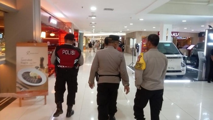 Polsek Kelapa Gading mengecek mal di Kelapa Gading dan memastikan situasi kondusif, Jumat (29/8/2025).