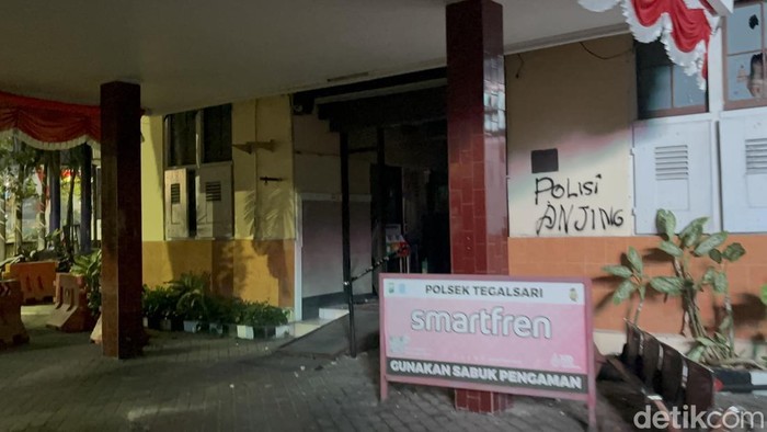 Polsek Tegalsari Jadi Sasaran Amukan Massa