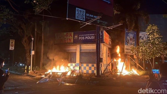 Pos polisi di Alauddin Makassar dibakar massa demo.