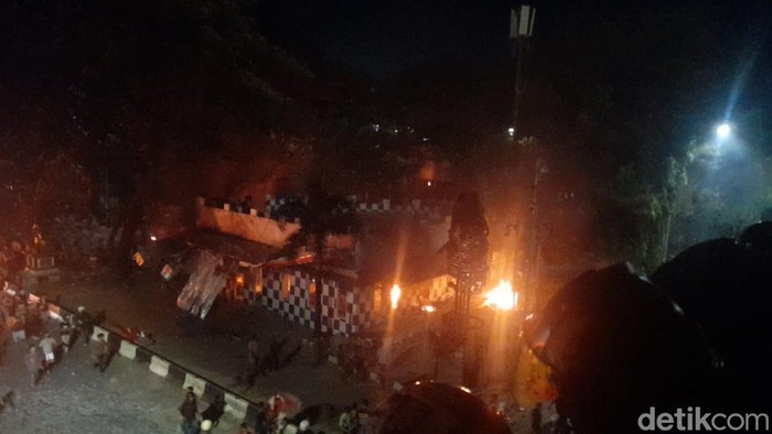 Pos polisi di flyover Jalan Urip Sumoharjo Makassar dibakar massa.