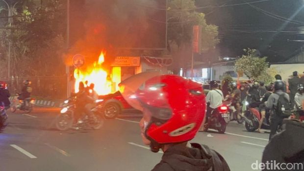 Pos polisi di Surabaya dibakar massa