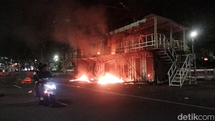 Pos polisi di Surabaya dibakar massa