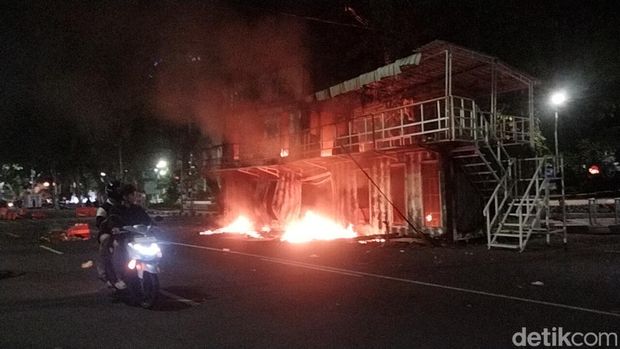 Pos polisi di Surabaya dibakar massa