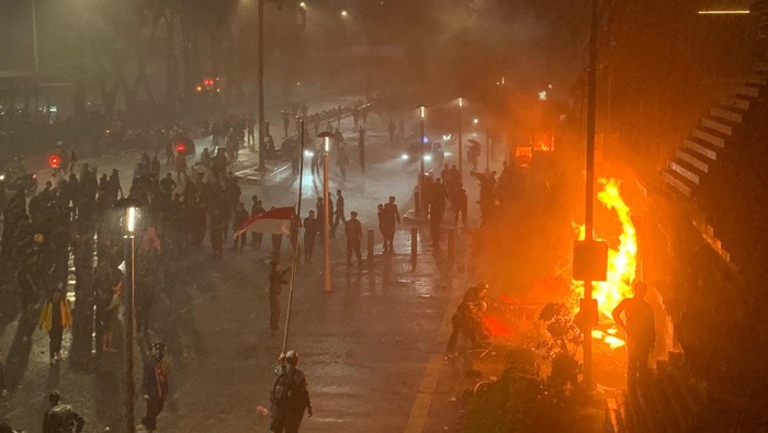 Pospol depan Polda Metro Jaya dibakar massa (Mulia Budi/detikcom)
