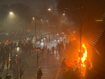 Video Massa Demo Rusak-Bakar Pospol Depan Polda Metro Jaya