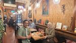 Potret Pasha Ungu Saat Makan bersama Istri di Inggris hingga Belanda