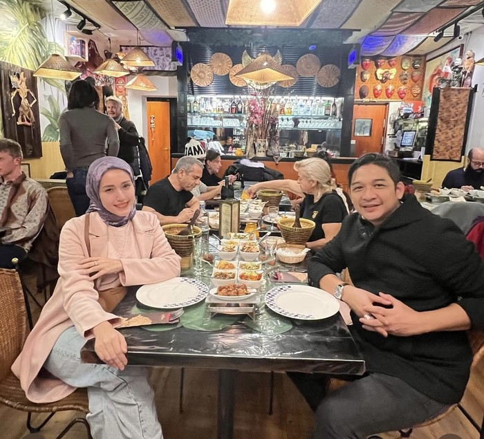 Potret Pasha Ungu Saat Makan bersama Istri di Inggris hingga Belanda Potret Pasha Ungu Saat Makan bersama Istri di Inggris hingga Belanda