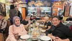 Potret Pasha Ungu Saat Makan bersama Istri di Inggris hingga Belanda
