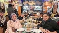 Pergi ke Amsterdam Pasha dan Adelia lagi-lagi makan di restoran Indonesia. Pasangan selebriti itu menikmati hidangan semacam nasi di bakul dengan beberapa macam lauk khas Indonesia. Foto: Instagram @pashaungu_vm