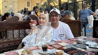 Liburan di Mesir, Pasha Ungu dan istrinya menyempatkan waktu pergi ke sebuah pasar bernama Old Market. Di sana mereka santai sambil minum kopi hingga ngemil. Foto: Instagram @pashaungu_vm