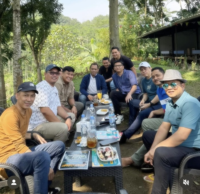 Potret Pasha Ungu Saat Makan bersama Istri di Inggris hingga Belanda Potret Pasha Ungu Saat Makan bersama Istri di Inggris hingga Belanda