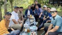 Pasha Ungu memang kini memiliki kesibukan di dunia politik. Namun dalam unggahan Instagram ia masih menunjukkan momen keseharian saat santai makan bersama kerabat dan keluarganya. Foto: Instagram @pashaungu_vm