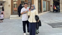 Di cuaca panas, anggota DPR RI ini menyempatkan waktu untuk membeli minuman di kafe Doha. Pasha terlihat memegang segelas minuman berwarna hijau sedangkan istrinya memesan minuman yang dikemas dalam gelas berwarna hitam merah. Foto: Instagram @pashaungu_vm