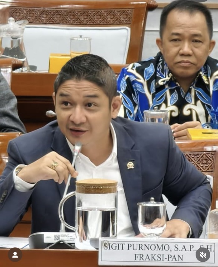 Potret Pasha Ungu Saat Makan bersama Istri di Inggris hingga Belanda
