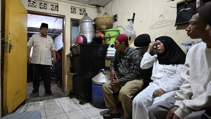 Potret Prabowo Melayat ke Rumah Duka Affan yang Tewas Dilindas Rantis Brimob Presiden Prabowo Subianto melayat ke rumah duka Affan Kurniawan di Menteng, Jakarta, Jumat (29/8/2025). ANTARA FOTO/HO/Setpres-Cahyo/wpa/rwa.