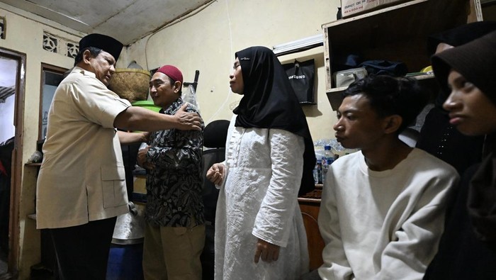 Potret Prabowo Melayat ke Rumah Duka Affan yang Tewas Dilindas Rantis Brimob Presiden Prabowo Subianto melayat ke rumah duka Affan Kurniawan di Menteng, Jakarta, Jumat (29/8/2025). ANTARA FOTO/HO/Setpres-Cahyo/wpa/rwa.