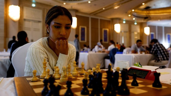 Potret Rouda Alserkal, Grandmaster Wanita Pertama dari Teluk di Usia 16 Tahun Rouda Alserkal, 16, a chess grandmaster, plays at the 31st Abu Dhabi International Festival, in Abu Dhabi, United Arab Emirates, August 21, 2025. REUTERS/Raghed Waked