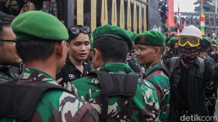 Potret TNI Sempat Temui Massa Demo di Polda Metro Sejumlah anggota TNI sempat berdialog dengan massa demo mengecam tewasnya driver ojol, Affan Kurniawan, yang dilindas rantis Brimob. Dialog berlangsung di Polda Metro Jaya, Jakarta, Jumat (29/8/2025).