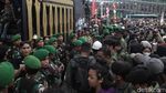 Potret TNI Sempat Temui Massa Demo di Polda Metro