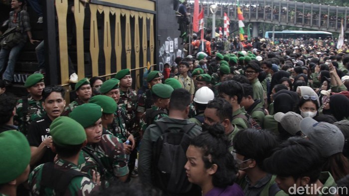 Potret TNI Sempat Temui Massa Demo di Polda Metro Sejumlah anggota TNI sempat berdialog dengan massa demo mengecam tewasnya driver ojol, Affan Kurniawan, yang dilindas rantis Brimob. Dialog berlangsung di Polda Metro Jaya, Jakarta, Jumat (29/8/2025).