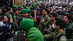 Potret TNI Sempat Temui Massa Demo di Polda Metro