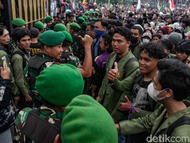 Potret TNI Sempat Temui Massa Demo di Polda Metro