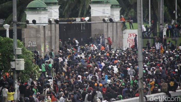 Potret Tol Dalam Kota Ditutup Imbas Demo DPR Tol Dalam Kota Jakarta ditutup sementara imbas demonstrasi di DPR. Kendaraan pun dialihkan ke jalan arteri, Jumat (29/8/2025).