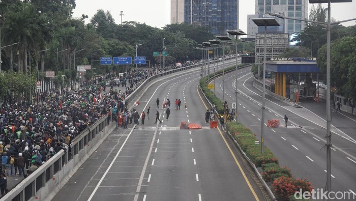 Tol Dalam Kota Jakarta ditutup sementara imbas demonstrasi di DPR. Kendaraan pun dialihkan ke jalan arteri, Jumat (29/8/2025).