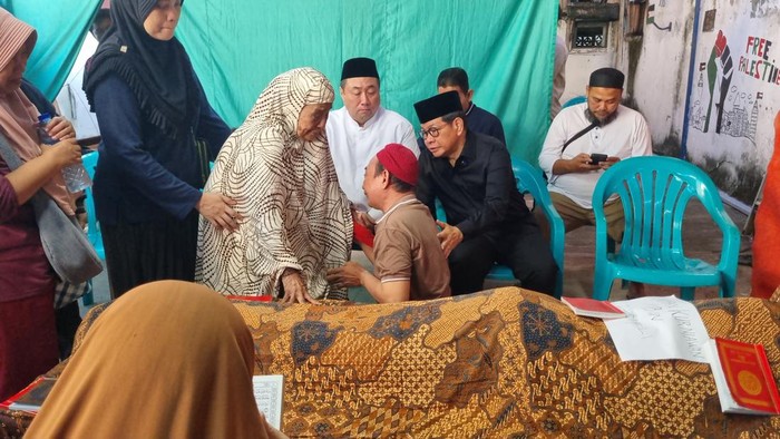 Pramono melayat ke rumah duka Affan Kurniawan (Taufiq/detikcom)