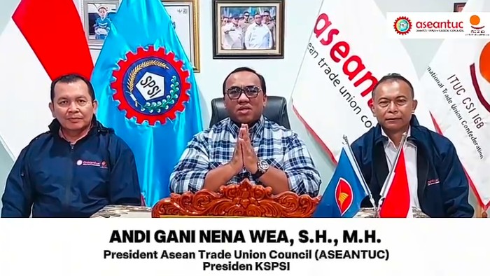 Presiden KSPSI Andi Gani Nena Wea dalam konferensi pers di Kantor DPP KSPSI
