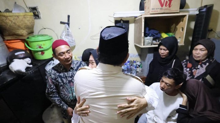Presiden Prabowo Subianto mendatangi dan menguatkan orang tua Affan Kurniawan (21) di Jakarta Pusat, Jumat (29/8/2025) malam.