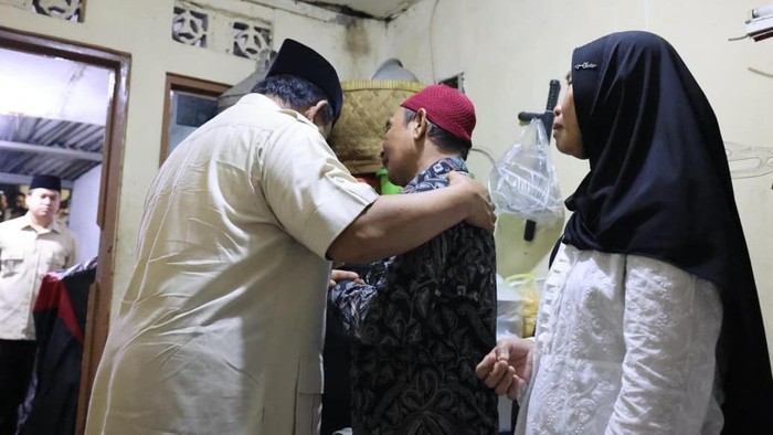 Presiden Prabowo Subianto mendatangi dan menguatkan orang tua Affan Kurniawan (21) di Jakarta Pusat, Jumat (29/8/2025) malam.