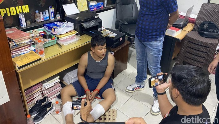 Pria OB berinisial KA saat ditangkap polisi usai membunuh karyawati di tempatnya bekerja di Kota Parepare.