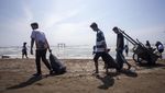 Pulihkan Populasi Ikan, Siswa SMK Indramayu Punguti Sampah di Pantai