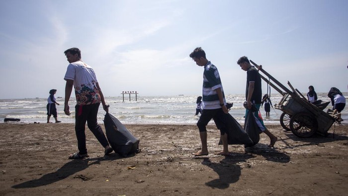 Pulihkan Populasi Ikan, Siswa SMK Indramayu Punguti Sampah di Pantai Sejumlah siswa SMK Widya Utama membawa sampah plastik saat kegiatan bersih pantai di Pantai tambak, Indramayu, Jawa Barat, Jumat (29/8/2025). Kementerian Kelautan dan Perikanan (KKP) menerapkan program Laut Sehat Bebas Sampah (Laut Sebasah) yang bertujuan untuk memulihkan populasi ikan tangkap dan menjaga ekosistem laut dengan mengurangi sampah laut dari sumbernya dengan intervensi langsung kawasan pesisir dan pulau-pulau kecil, pelabuhan dan aktivitas di laut, serta sungai. ANTARA FOTO/Dedhez Anggara