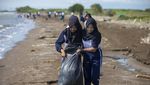Pulihkan Populasi Ikan, Siswa SMK Indramayu Punguti Sampah di Pantai