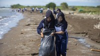 Aksi sederhana itu menjadi bagian dari program Laut Sehat Bebas Sampah (Laut Sebasah) yang digagas Kementerian Kelautan dan Perikanan (KKP). Program ini berupaya memulihkan populasi ikan tangkap sekaligus menjaga ekosistem laut dengan mengurangi sampah dari sumbernya. Tidak hanya di pesisir, intervensi juga dilakukan di pelabuhan, pulau-pulau kecil, hingga aliran sungai. ANTARA FOTO/Dedhez Anggara