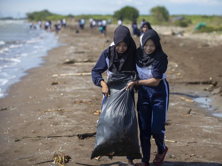 Pulihkan Populasi Ikan, Siswa SMK Indramayu Punguti Sampah di Pantai